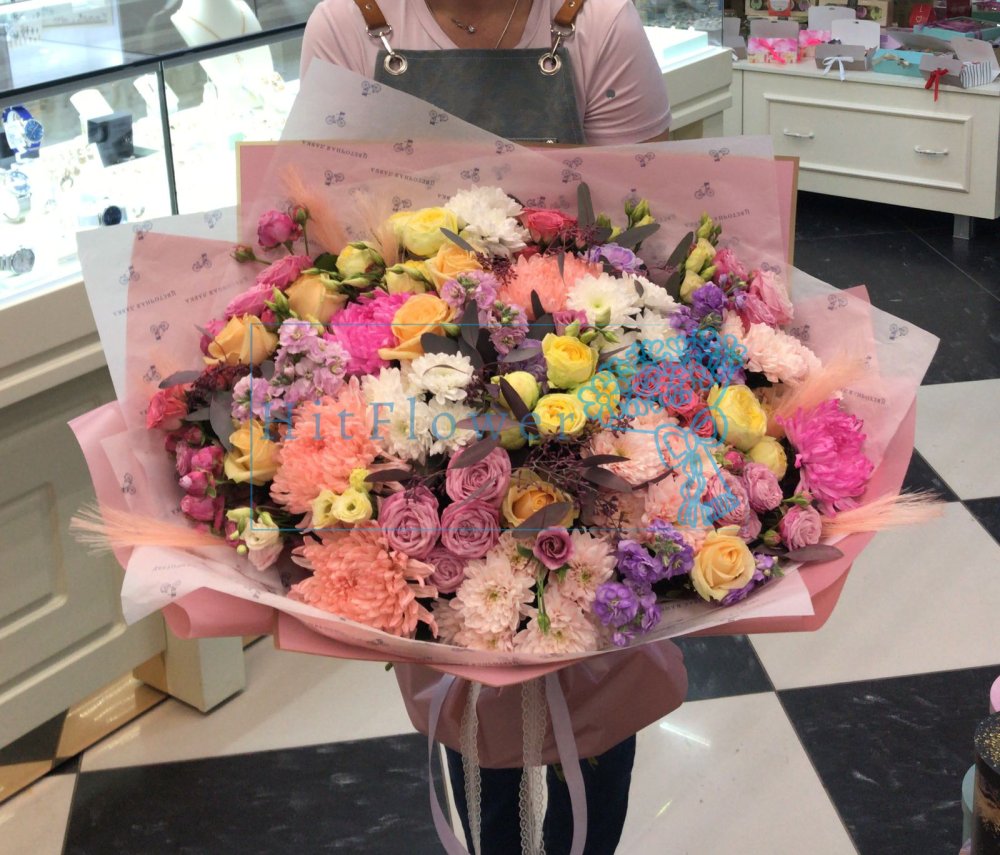 Букет из Розы, Лизиантусы и Хризантемы Элитный букет цветов из: Розы, Лизиантусы и Хризантемы